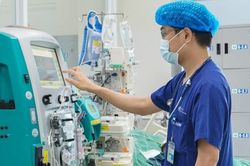 Hai bé sinh đôi 19 tháng tuổi đuối nước thương tâm