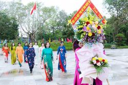 Hội Liên hiệp phụ nữ tỉnh Nghệ An dâng hoa, dâng hương tưởng niệm Chủ tịch Hồ Chí Minh