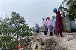 Gia cố các tuyến đê bao xung yếu để ứng phó triều cường