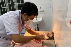 Kịp thời cứu giúp bé gái sơ sinh bị bỏ rơi khi chưa cắt dây rốn