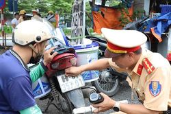 Hà Nội: Xử lý lái xe cố tình che, dán biển số