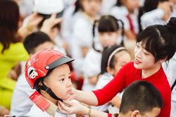Nghệ An triển khai chương trình tặng mũ bảo hiểm cho học sinh lớp Một