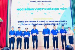 Trao 90 suất học bổng cho sinh viên vượt khó, đạt thành tích cao