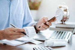 Giá cả tăng cao: Lương hưu liệu có đủ sống?