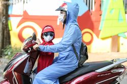 Luật có cấm cho trẻ ngồi trong lòng người lái xe máy không?