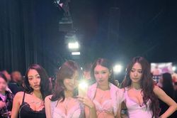 Các thành viên của Twice tại Victoria Secret Fashion Show hôm nay