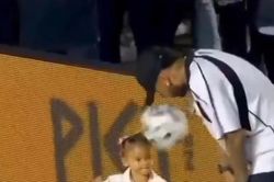 Con gái Neymar khóc nức nở khi bị bóng đập trúng đầu