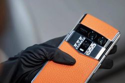 Vertu ra mắt Agent Q, mẫu smartphone lấy cảm hứng từ chim ưng Gyrfalcon