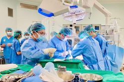 Ghép gan bất đồng nhóm máu cho cô gái trẻ 17 tuổi bị vỡ u gan