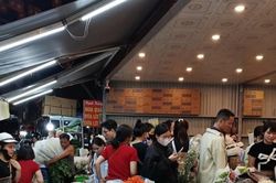 Chợ hoa Quảng An sôi động trở lại sau bão, tiểu thương 'chạy đua' gom hàng cho dịp 20/10