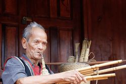Câu chuyện biến vật dụng thường ngày thành sản phẩm du lịch của già làng người Raglay