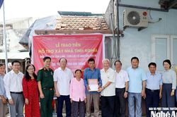 Trao 60 triệu đồng hỗ trợ xây dựng nhà tình nghĩa ở Tân Mai