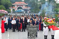 Thành kính dâng hương tưởng niệm Chủ tịch Hồ Chí Minh trước thềm Đại hội đại biểu Đảng bộ tỉnh