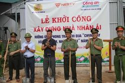 Khởi công xây dựng 2 căn nhà trị giá 500 triệu đồng tặng người dân bị thiệt hại nặng nề do bão lũ