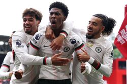 Chelsea tiếp tục nhận thẻ đỏ trong chiến thắng đậm trước Nottingham
