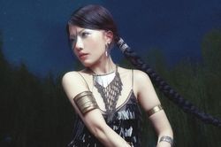 Phùng Khánh Linh và hình tượng thiên nga đen trong album 'Giữa một vạn người'