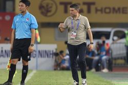HLV Tây Ban Nha nói lý do nổi nóng với trọng tài V-League