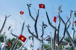 Nghệ sĩ Tia-Thủy Nguyễn sắp ra mắt tác phẩm nghệ thuật công cộng 'Kết đoàn'