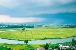 Dự báo thời tiết Nghệ An ngày 18/10: Vùng núi và trung du có mưa dông, đề phòng tố lốc