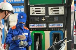 Giá xăng dầu hôm nay 19/10: Xăng tăng, dầu giảm