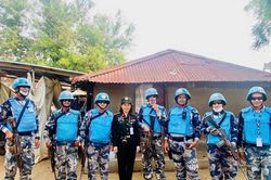 Những ngày viết trong hơi nóng và tiếng súng...