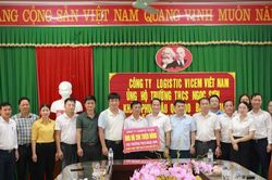 Trao hỗ trợ 700 triệu đồng giúp xã Xuân Lâm khắc phục thiệt hại do mưa lũ