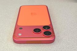 iPhone 17 Pro Max màu cam bị phai, chuyển sang hồng sau thời gian ngắn sử dụng