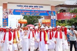 Rộn ràng lễ rước y trang trong lễ hội Katê