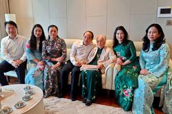 Phó Chánh án Nguyễn Quốc Đoàn thăm, chúc mừng nguyên Phó Chủ tịch nước Nguyễn Thị Bình