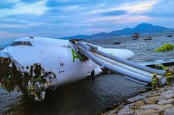 Lý do máy bay Boeing 747 lao ra biển ở Hong Kong