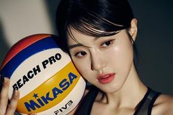 'Nữ thần bóng chuyền bãi biển' Hàn Quốc gây sốt với gương mặt chuẩn minh tinh