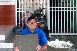 Bí thư Đoàn biến rác thải thủy tinh thành chậu cây, gạch lát vườn