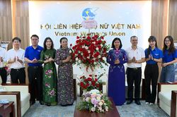 Đoàn công tác Tòa án nhân dân tối cao chúc mừng Trung ương Hội Liên hiệp Phụ nữ