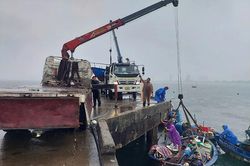 Ngư dân Đà Nẵng di dời tàu thuyền trước khi bão số 12 đổ bộ