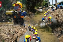Biệt đội vật lộn trong bùn đen, khơi dòng chảy cho Hà Nội