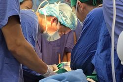 Nghẹt thở cấp cứu nam sinh bị tai nạn hy hữu khi đi chơi cùng bạn
