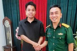 Thiếu tá Hoàng Bá Thuận trao trả tài sản cho người đánh rơi