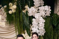 Đỗ Thị Hà diện áo dài ren trắng, e ấp bên ông xã trong lễ gia tiên tại quê nhà