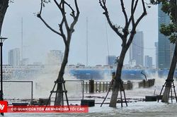 Bão số 12 áp sát, nước sông Hàn dâng cao, bờ kè Như Nguyệt bị sóng đánh hư hại