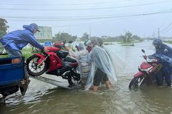 Vùng trũng ngập sớm, người dân di chuyển khó khăn