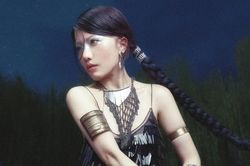 Album 'Giữa Một Vạn Người': Phùng Khánh Linh biến nỗi buồn thành thanh âm đẹp đẽ