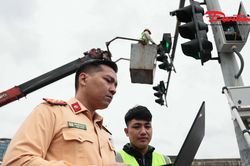 Theo chân CSGT Hà Nội lắp đặt camera AI phạt nguội