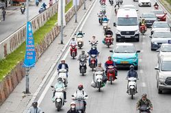 Người dân Thủ đô thích thú đón không khí lạnh đầu mùa