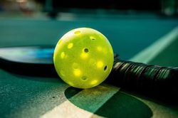 Mâu thuẫn về sự trung thực khi hô 'bóng trong' hay 'bóng ngoài' trong pickleball