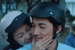 Tái xuất điện ảnh sau 7 năm, Tam Triều Dâng xuất hiện tình tứ bên cạnh Thị đế của 'Kim Chung' Liên Bỉnh Phát