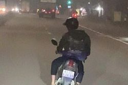 Xe máy 'đánh võng' tạt ngang đầu ô tô gây bức xúc