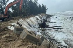 Đà Nẵng gia cố khẩn cấp giúp Hội An tạm thời ngăn chặn sạt lở bờ biển