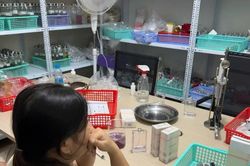 TPHCM: Triệt phá đường dây sản xuất, buôn bán gần 20.000 chai nước hoa giả