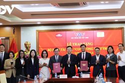 Đài Tiếng nói Việt Nam trao tặng bộ phim tài liệu 'Con đường phát triển' cho Bảo tàng Hồ Chí Minh