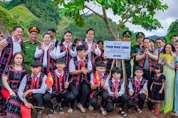 Giải pháp 'kép' cho giáo dục vùng khó khăn